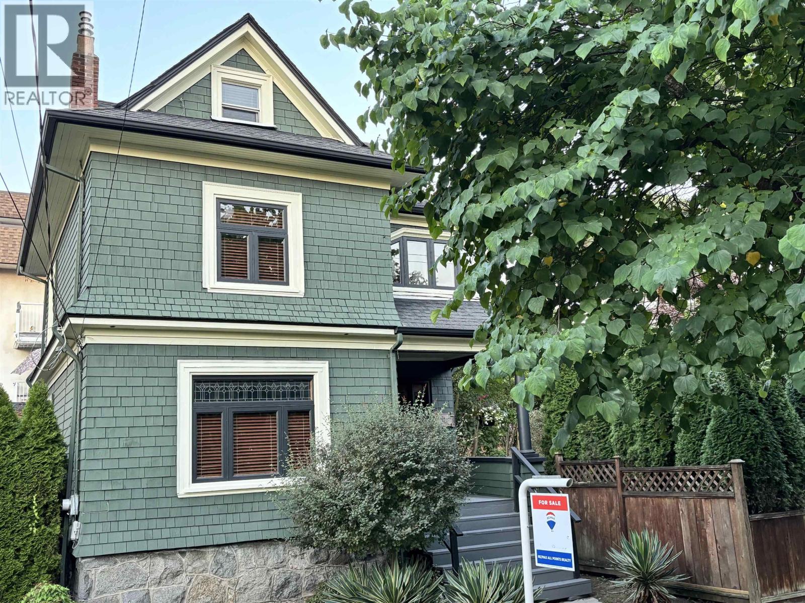 403 NINTH STREET, New Westminster, British Columbia