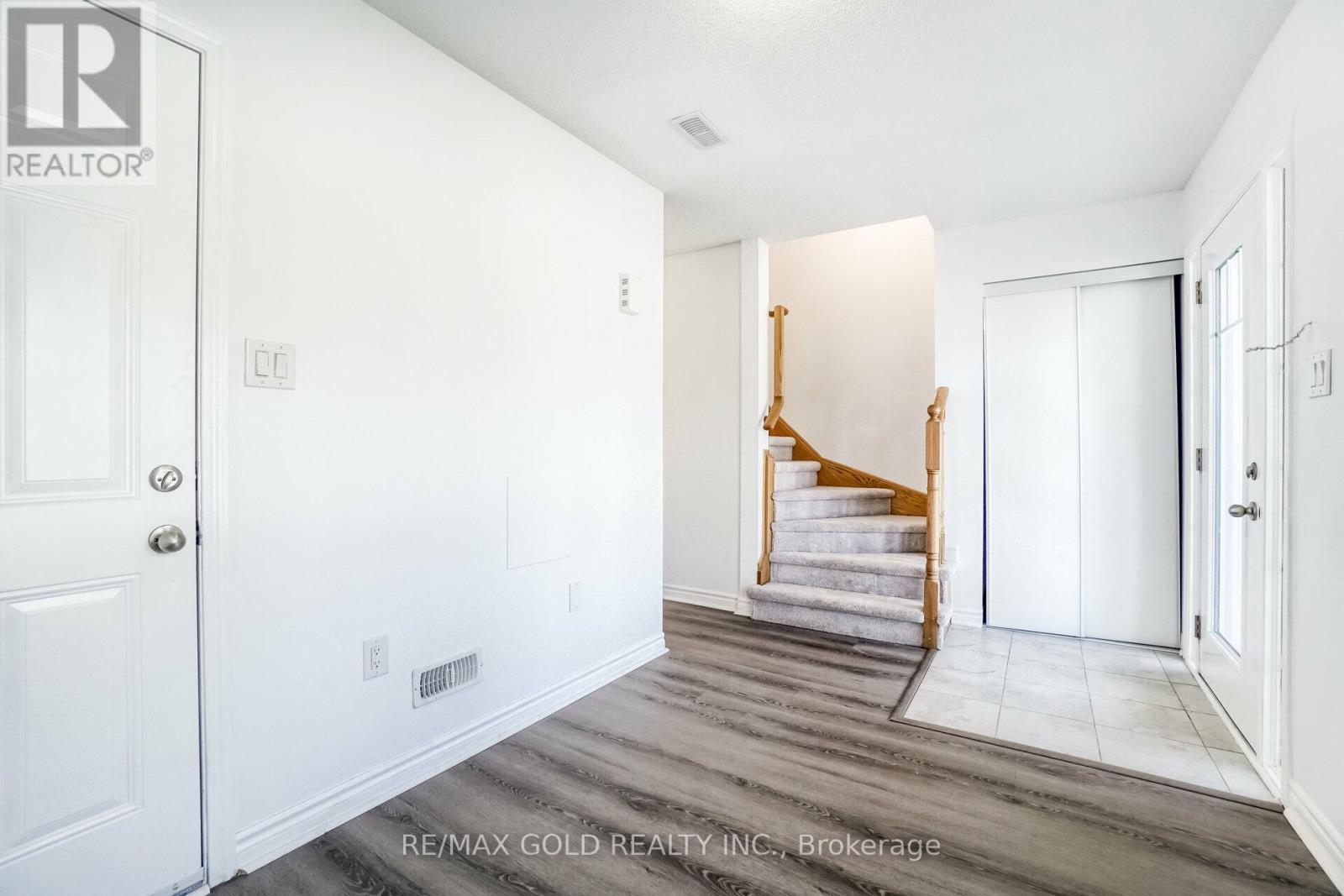 152 Village Gate Drive, Wasaga Beach, Ontario  L9Z 0J7 - Photo 3 - S12718150