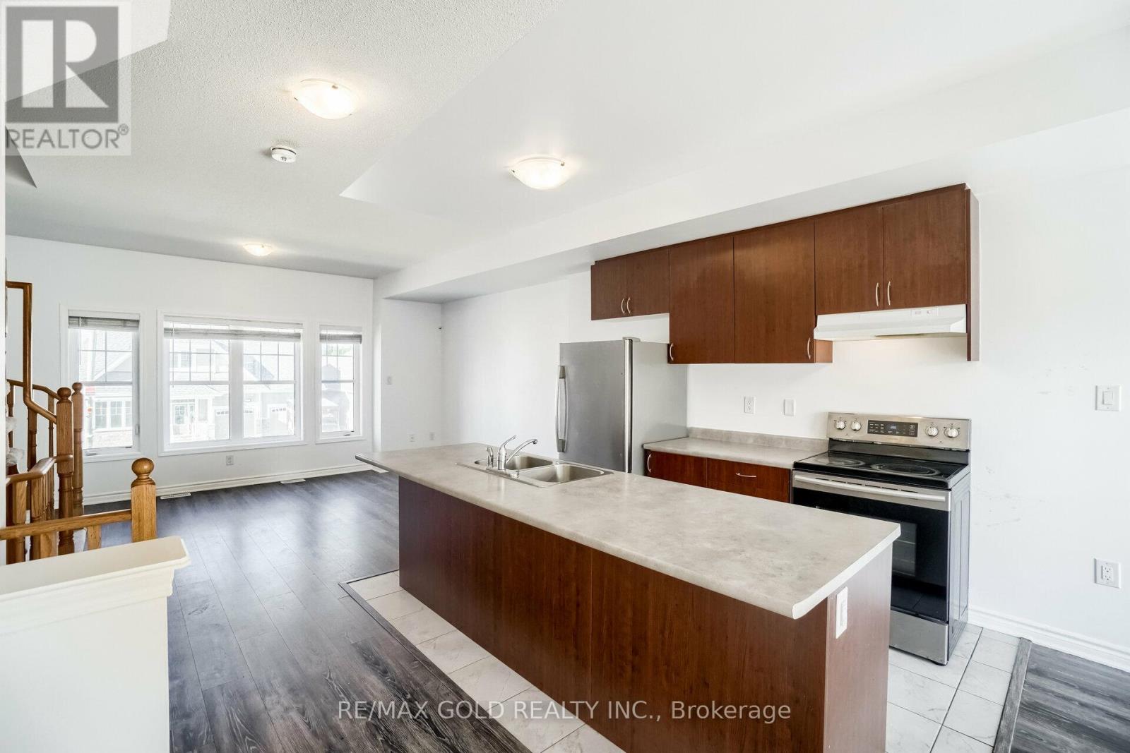 152 Village Gate Drive, Wasaga Beach, Ontario  L9Z 0J7 - Photo 4 - S12718150