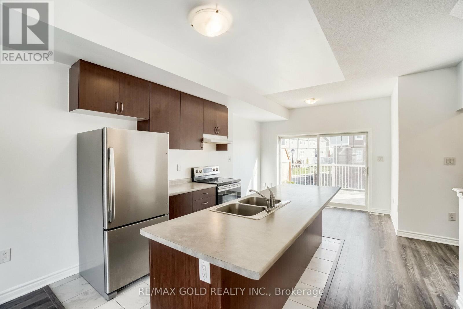 152 Village Gate Drive, Wasaga Beach, Ontario  L9Z 0J7 - Photo 5 - S12718150