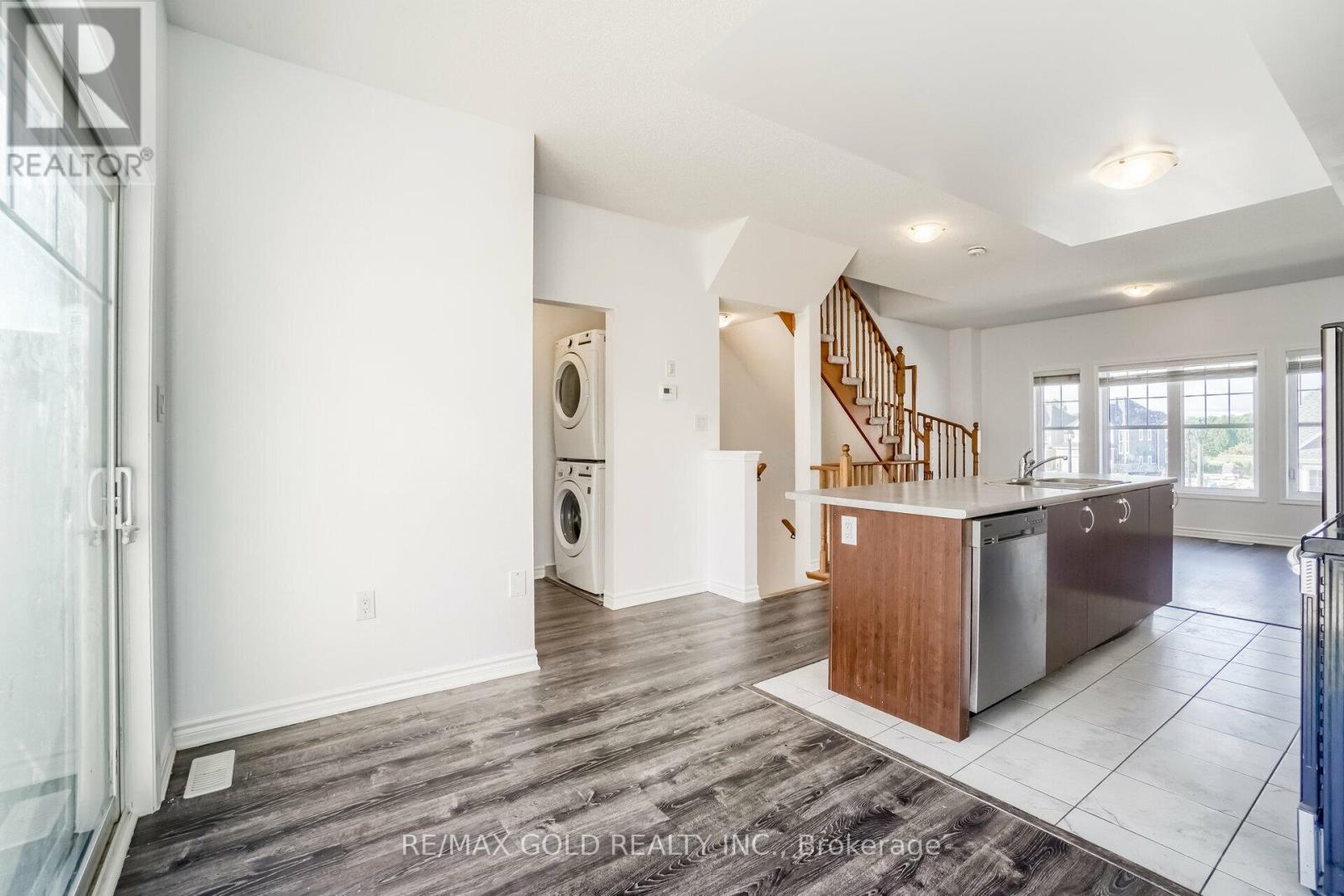 152 Village Gate Drive, Wasaga Beach, Ontario  L9Z 0J7 - Photo 7 - S12718150