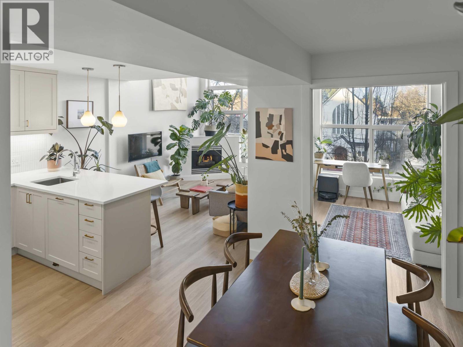 301 418 E BROADWAY, Vancouver, British Columbia