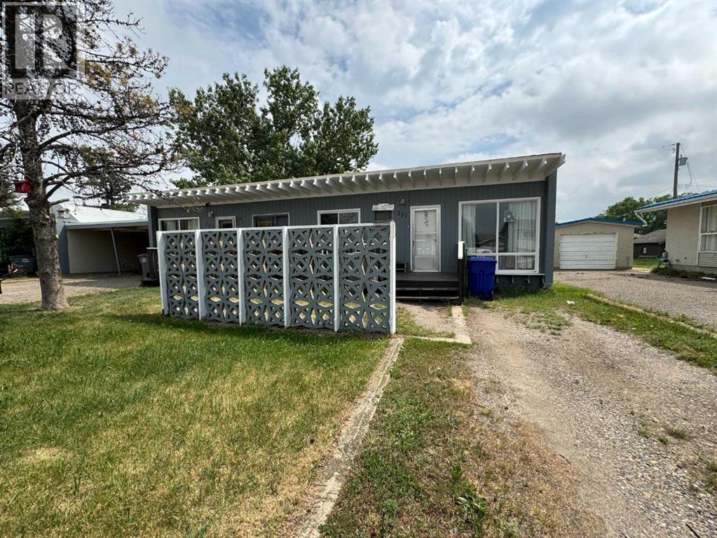 227 53 Avenue E, Claresholm, Alberta  T0L 0Z0 - Photo 2 - A2276332