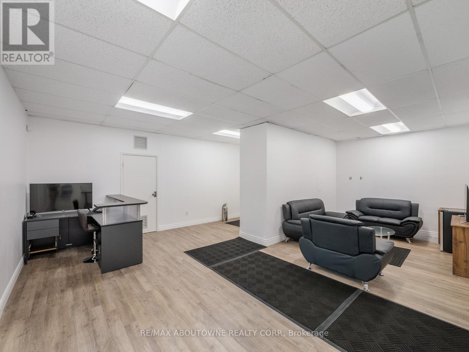 344c - 344 Lakeshore Road E, Oakville, Ontario  L6J 1J6 - Photo 4 - W12718074