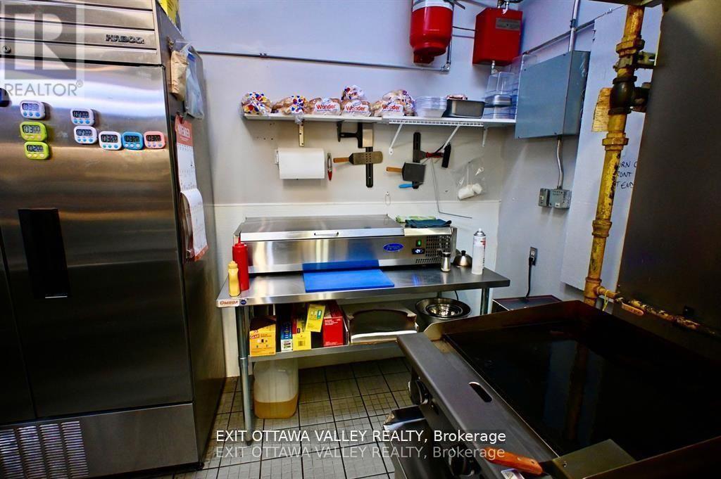 1100 Pembroke Street, Pembroke, Ontario K8A 6Y7 - Photo 11 - X12718376