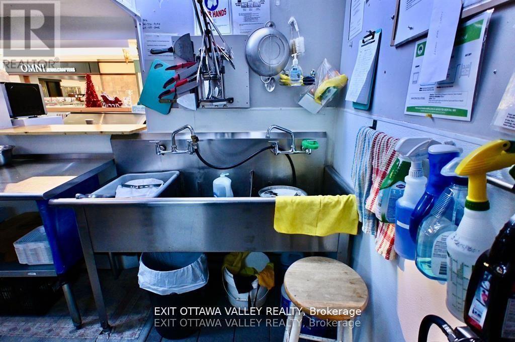 1100 Pembroke Street, Pembroke, Ontario K8A 6Y7 - Photo 9 - X12718376