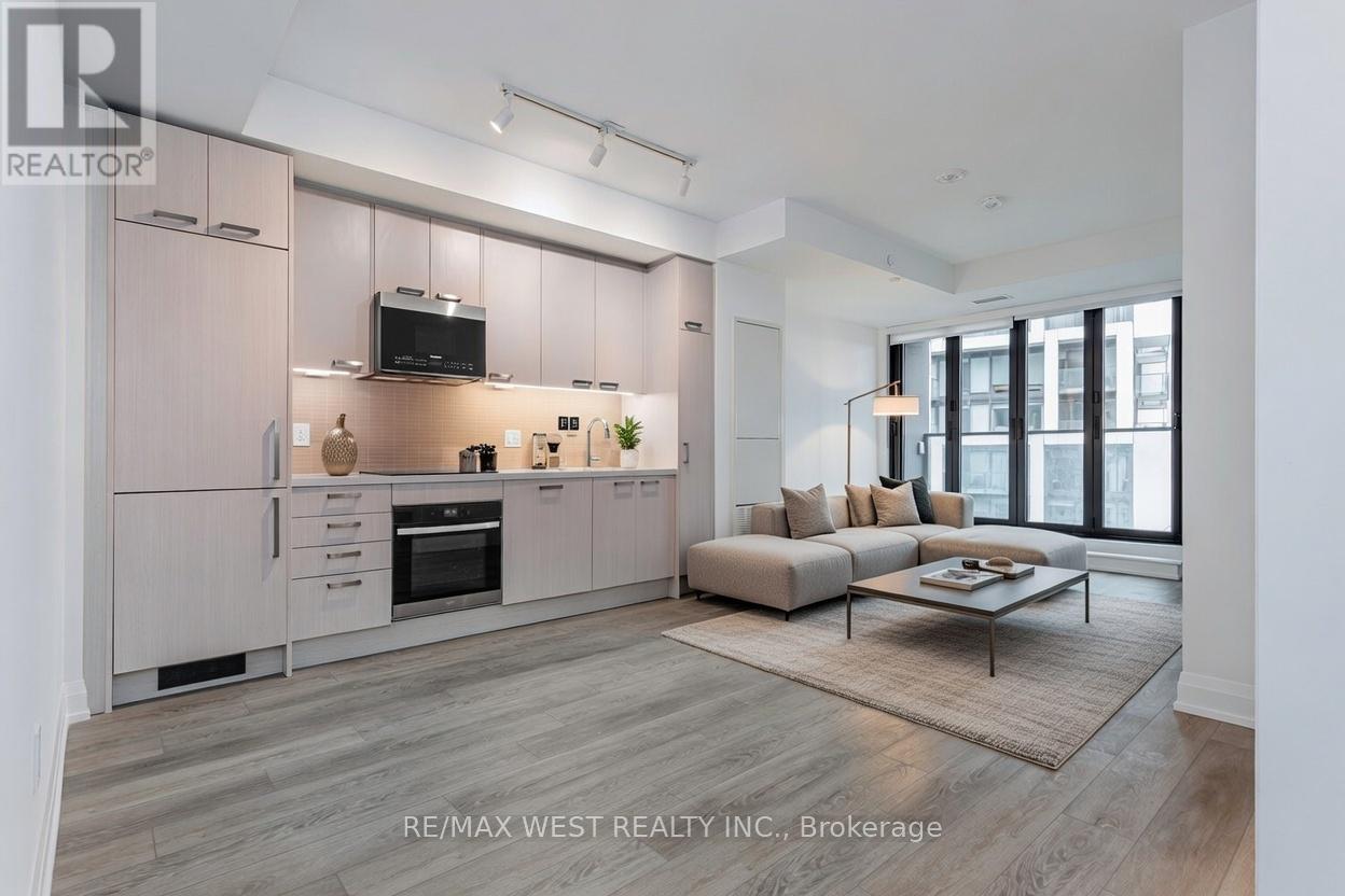 <div class="slider-price">$2,150 Monthly</div><p>1606 - 20 Soudan Avenue, Toronto, Ontario</p>