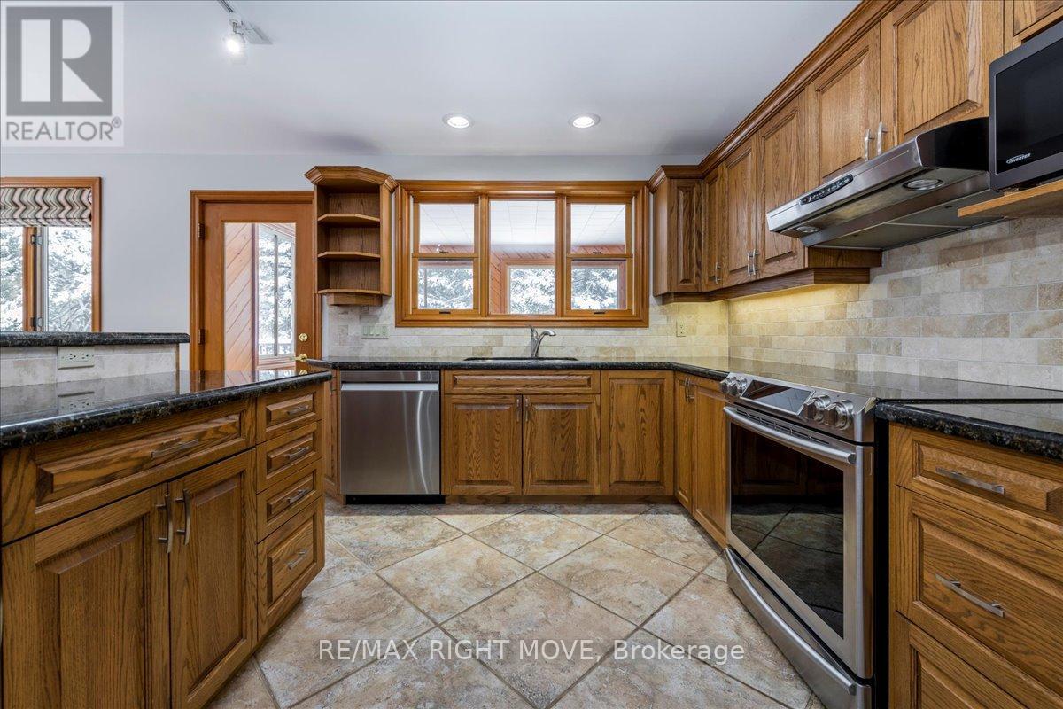 1892 Carriage Court, Severn, Ontario  L3V 6H2 - Photo 17 - S12425534