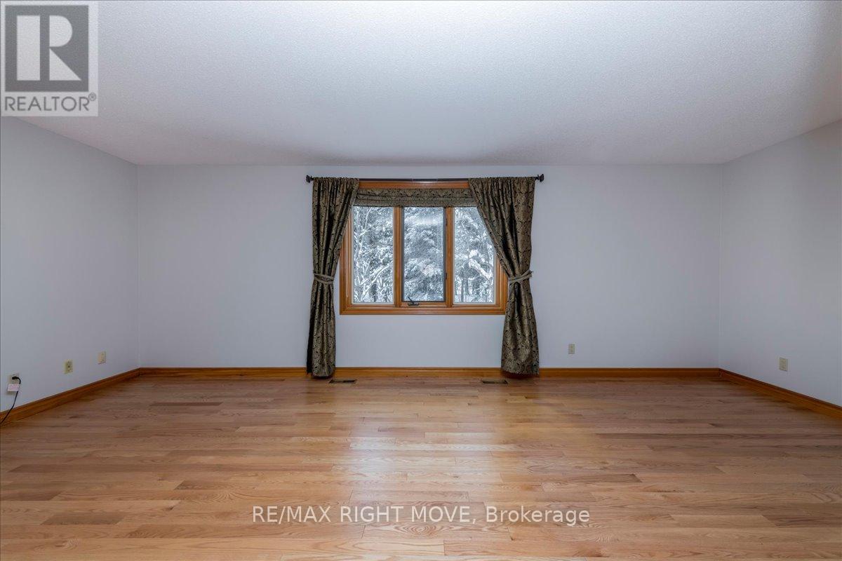 1892 Carriage Court, Severn, Ontario  L3V 6H2 - Photo 29 - S12425534