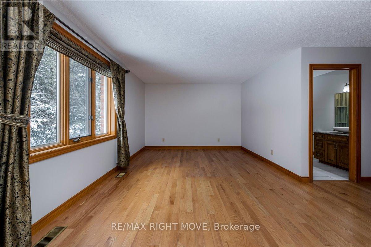 1892 Carriage Court, Severn, Ontario  L3V 6H2 - Photo 25 - S12425534