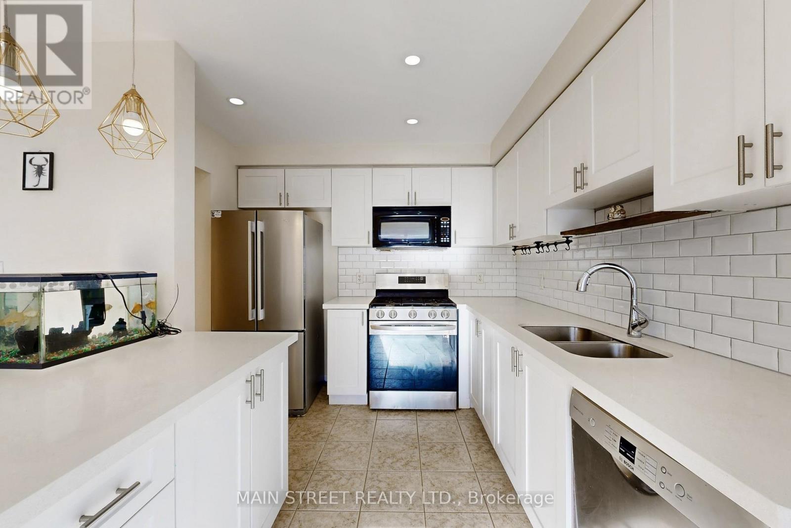 20 Dougherty Crescent, Whitchurch-Stouffville, Ontario  L4A 0A6 - Photo 6 - N12718274