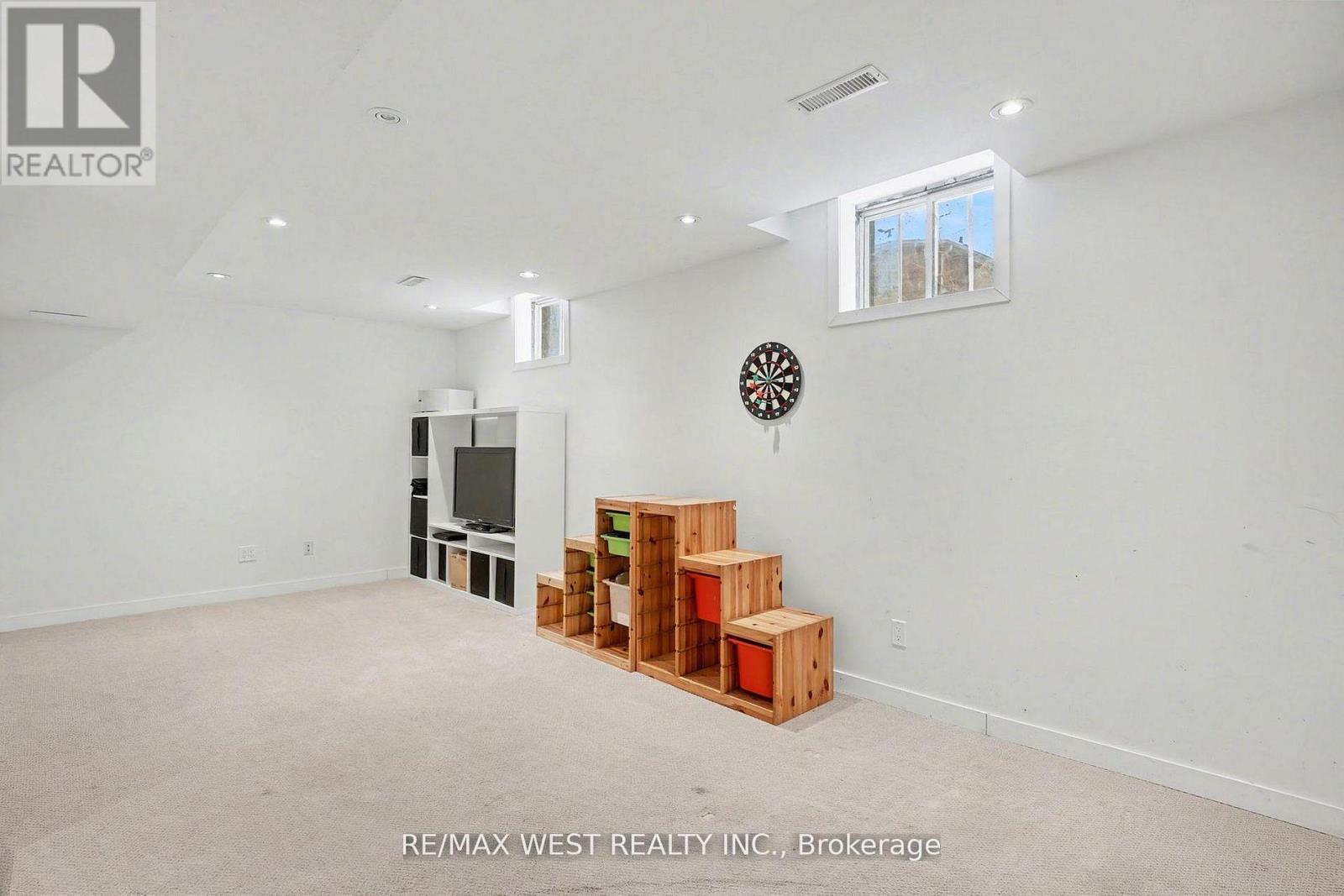 2232 Casselman Court, Burlington, Ontario  L7L 6T7 - Photo 10 - W12718250