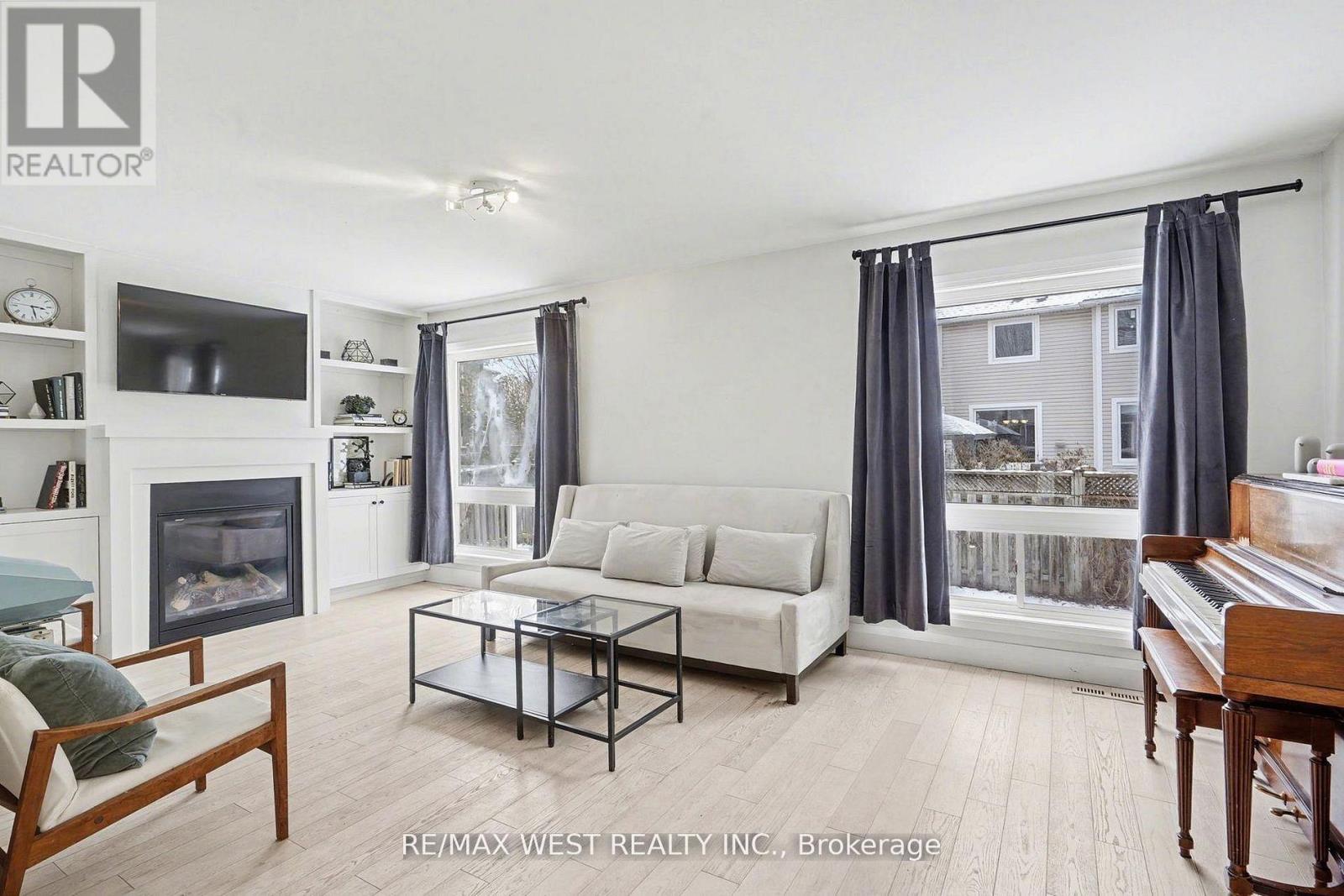 2232 Casselman Court, Burlington, Ontario  L7L 6T7 - Photo 2 - W12718250