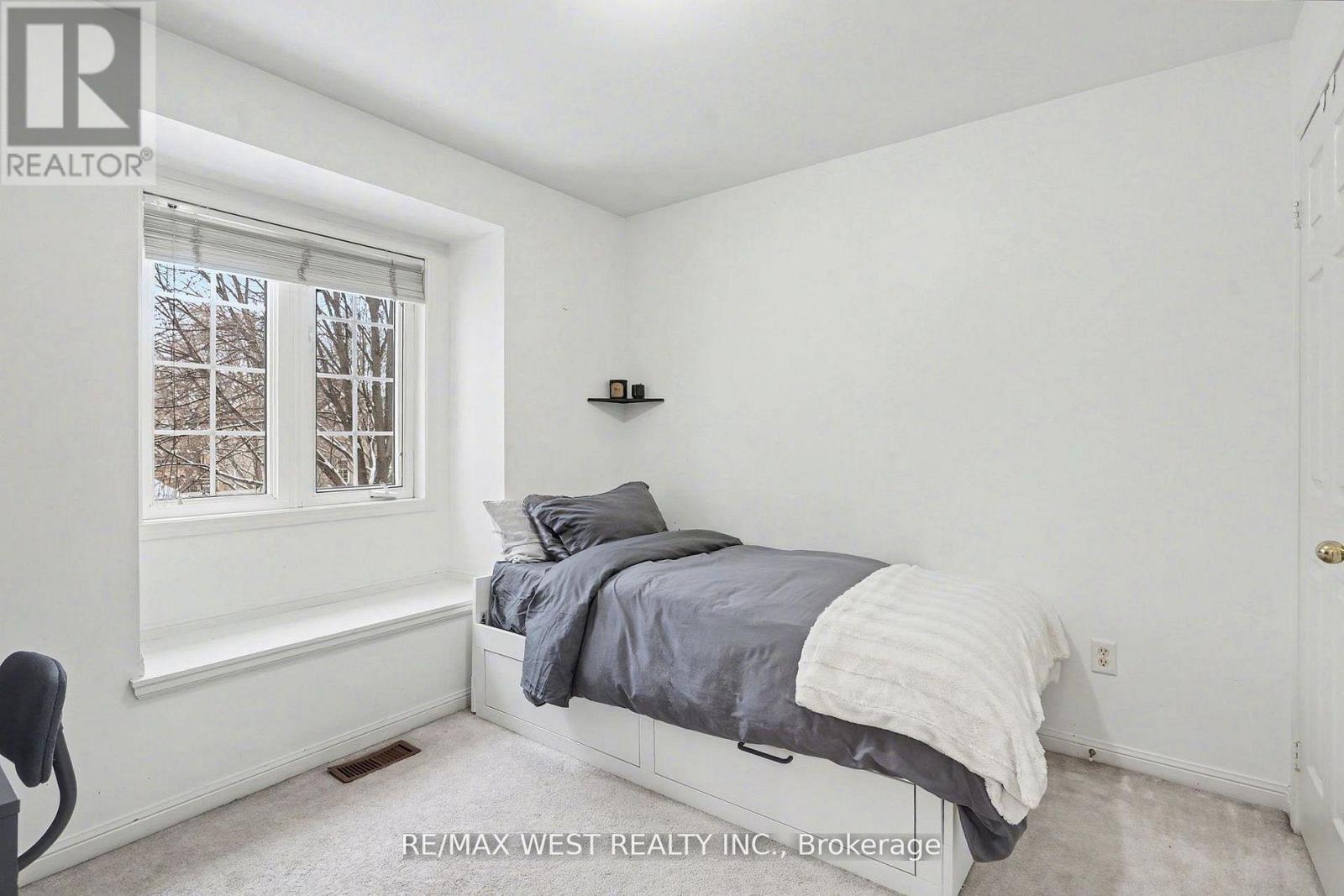 2232 Casselman Court, Burlington, Ontario  L7L 6T7 - Photo 8 - W12718250