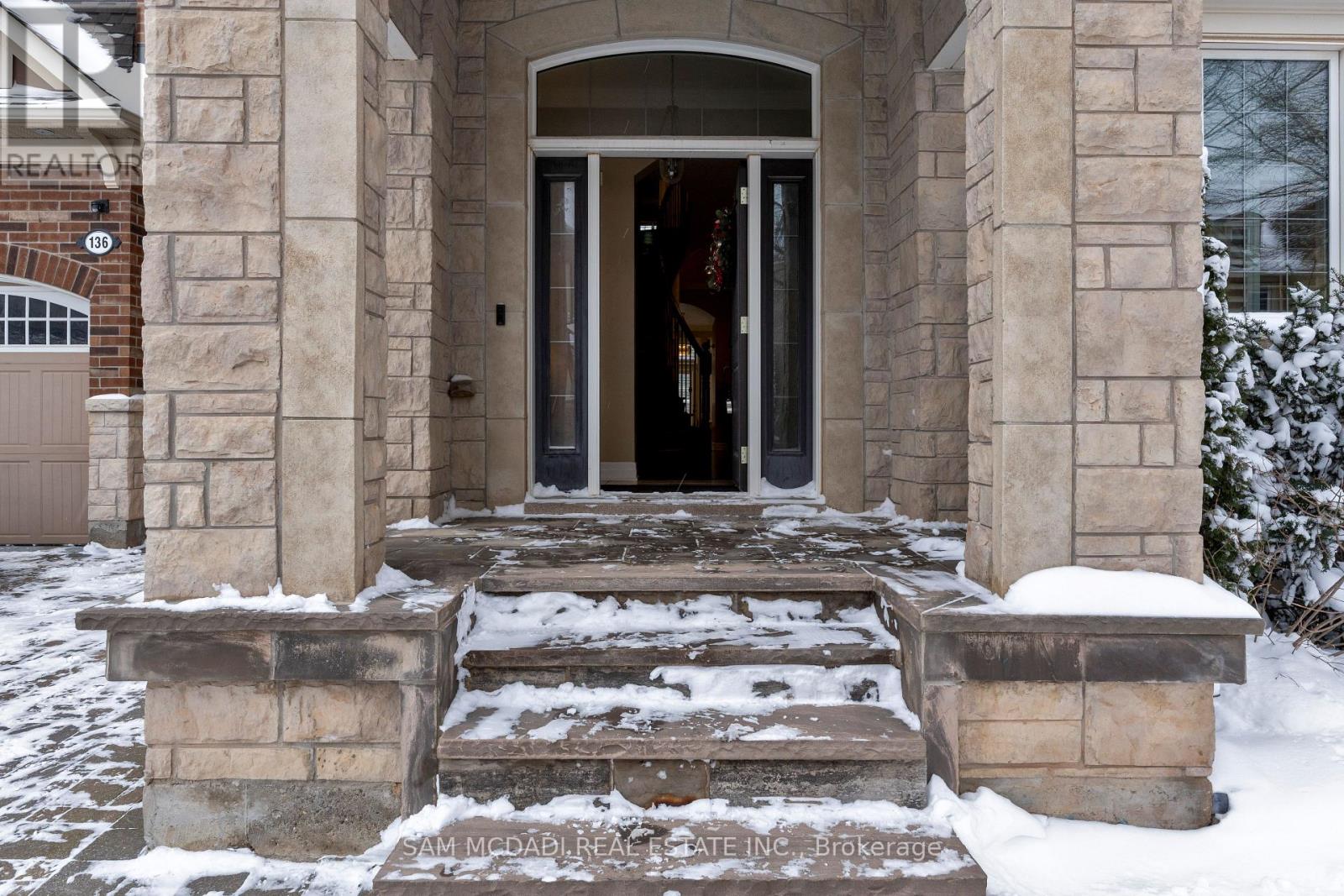 136 North Park Boulevard, Oakville, Ontario  L6M 0W6 - Photo 3 - W12718260