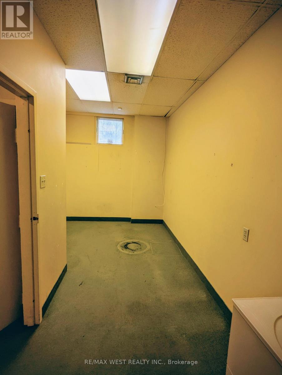 B - 3269 Bloor Street W, Toronto, Ontario  M8X 1E2 - Photo 5 - W12718346