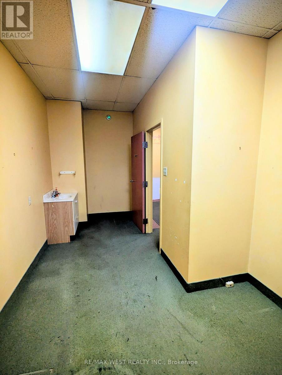 B - 3269 Bloor Street W, Toronto, Ontario  M8X 1E2 - Photo 6 - W12718346