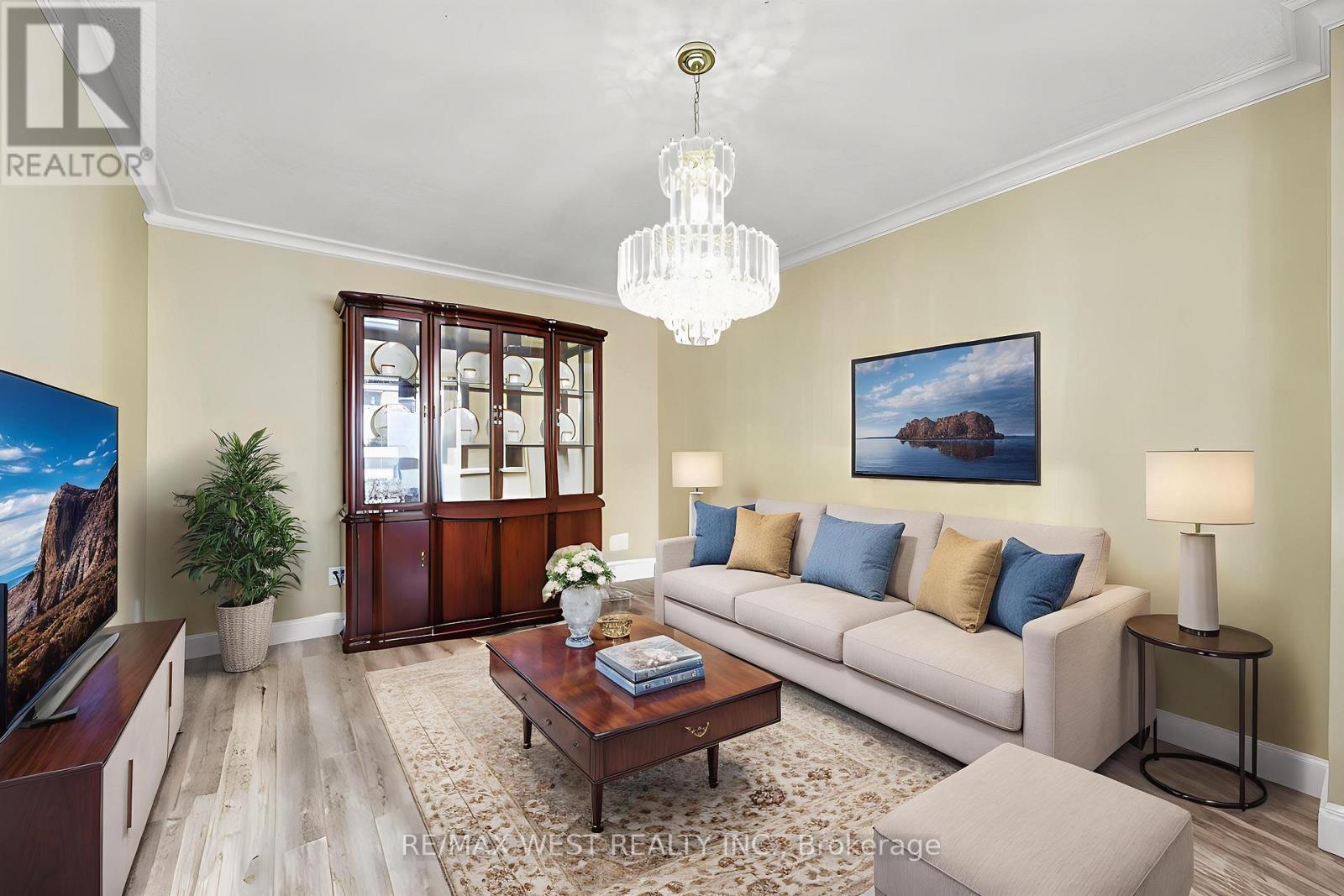 609 Four Winds Way, Mississauga, Ontario  L5R 3M4 - Photo 5 - W12718384