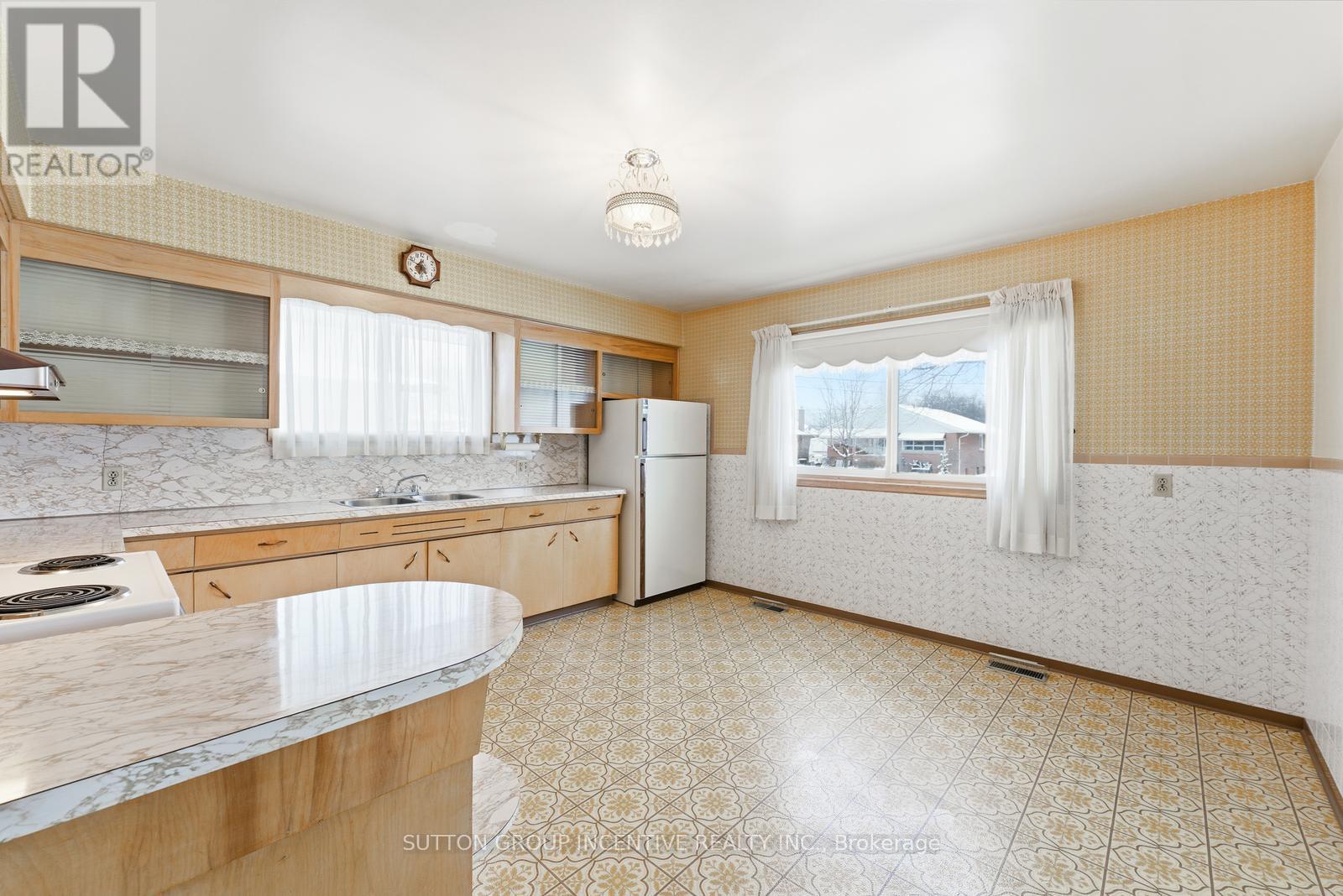 71 Kilgour Avenue, Welland, Ontario  L3C 2P8 - Photo 12 - X12718286