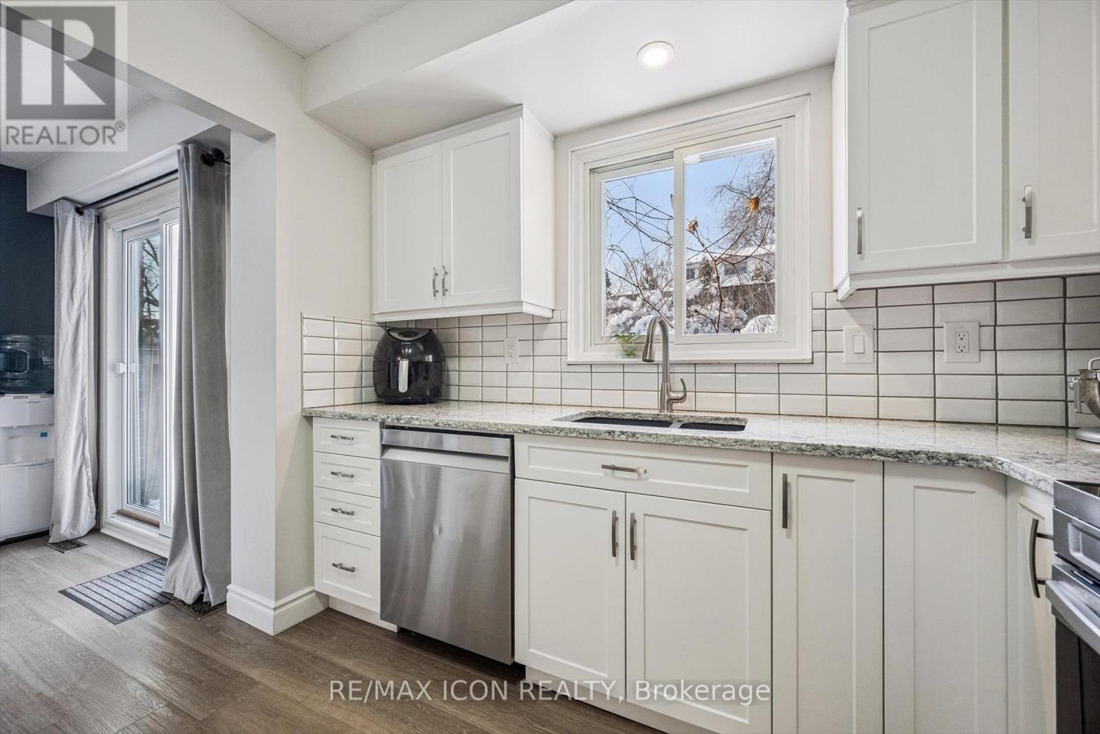 E - 297 Bluevale Street N, Waterloo, Ontario  N2J 4H6 - Photo 13 - X12718318