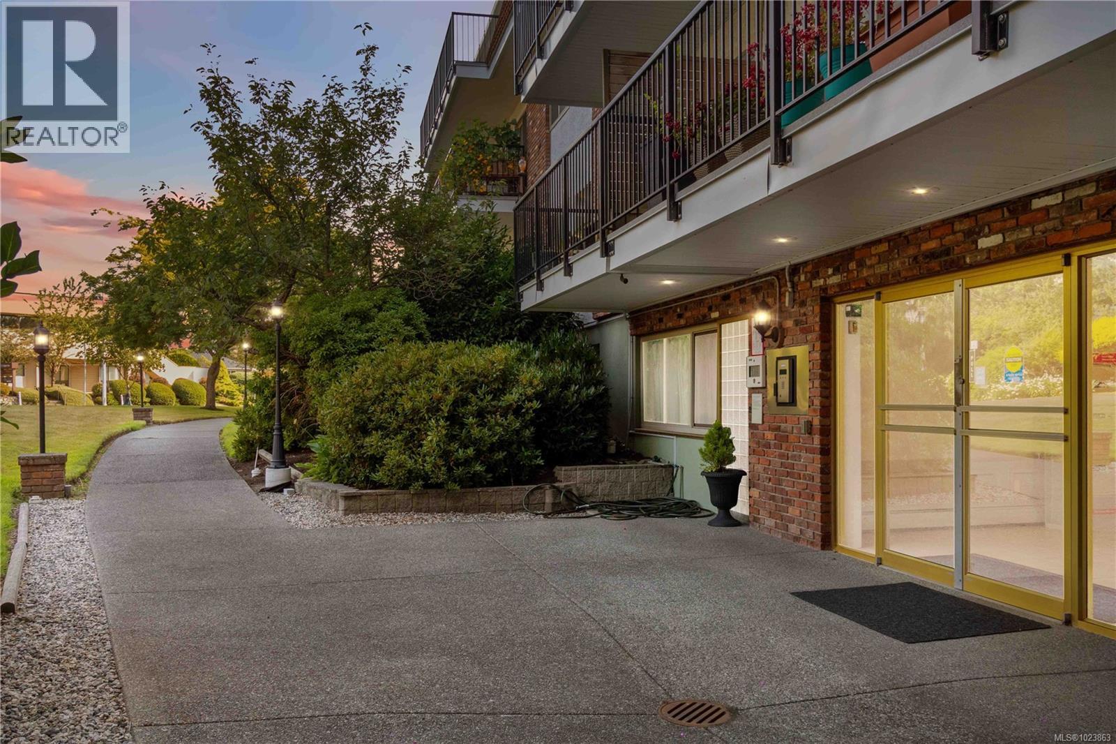 304 1680 Poplar Ave, Saanich, British Columbia  V8P 4K7 - Photo 15 - 1023863