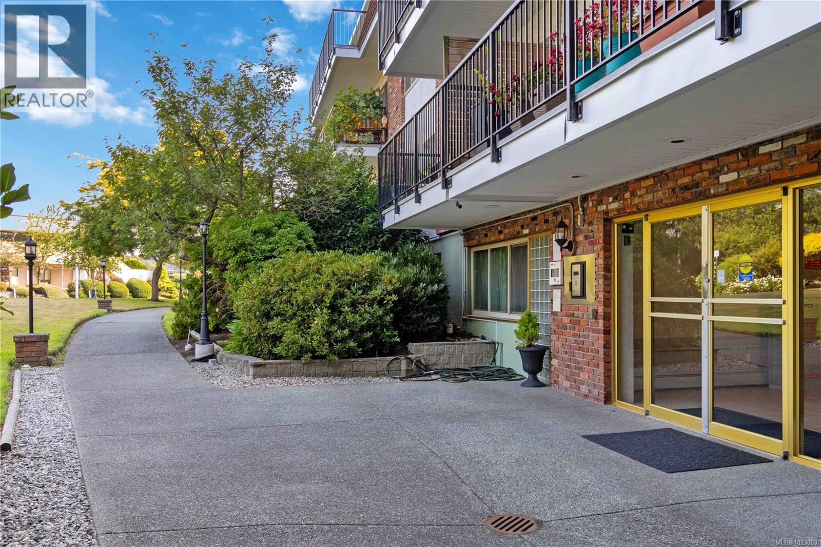 304 1680 Poplar Ave, Saanich, British Columbia  V8P 4K7 - Photo 3 - 1023863