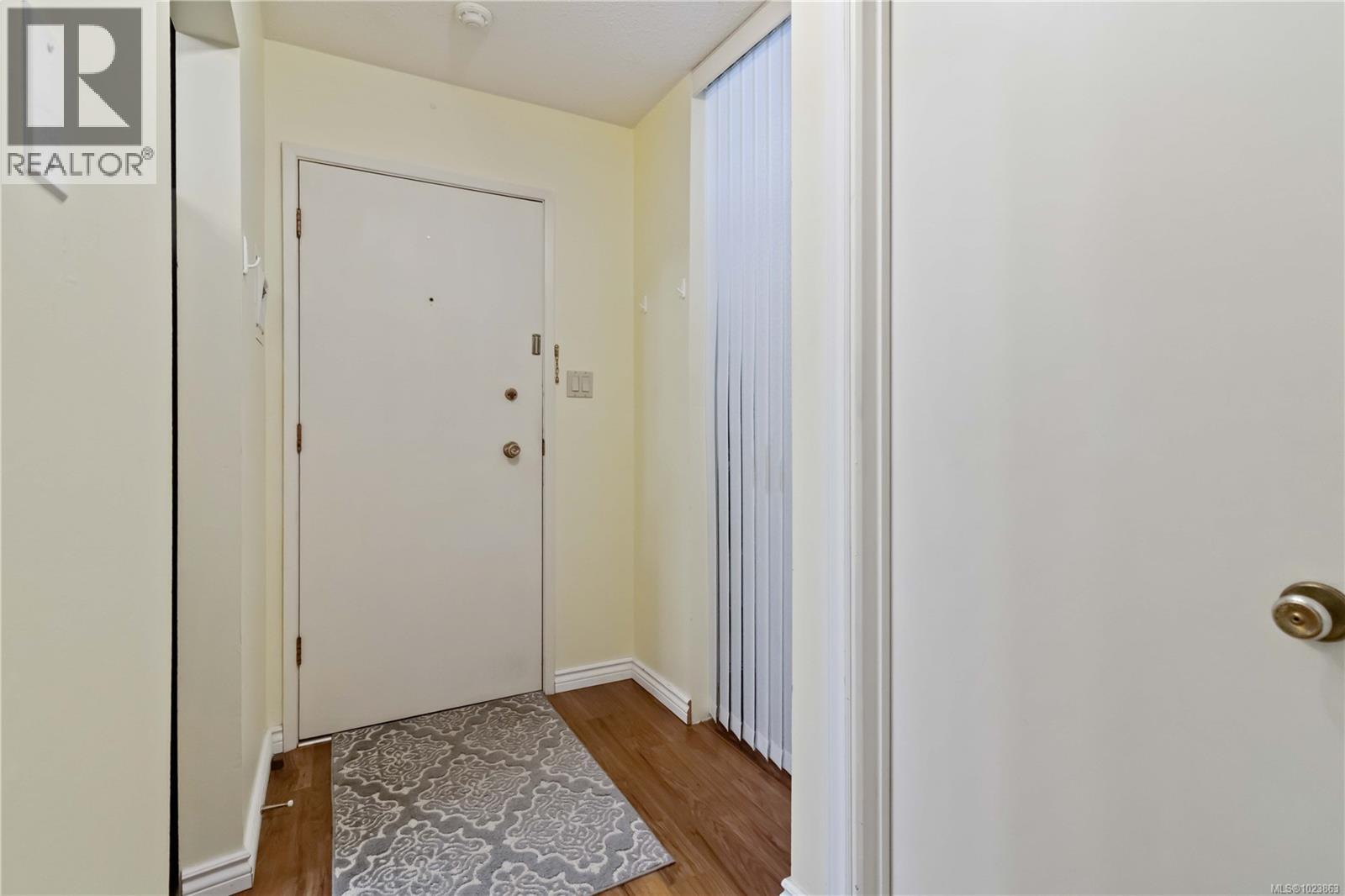 304 1680 Poplar Ave, Saanich, British Columbia  V8P 4K7 - Photo 4 - 1023863