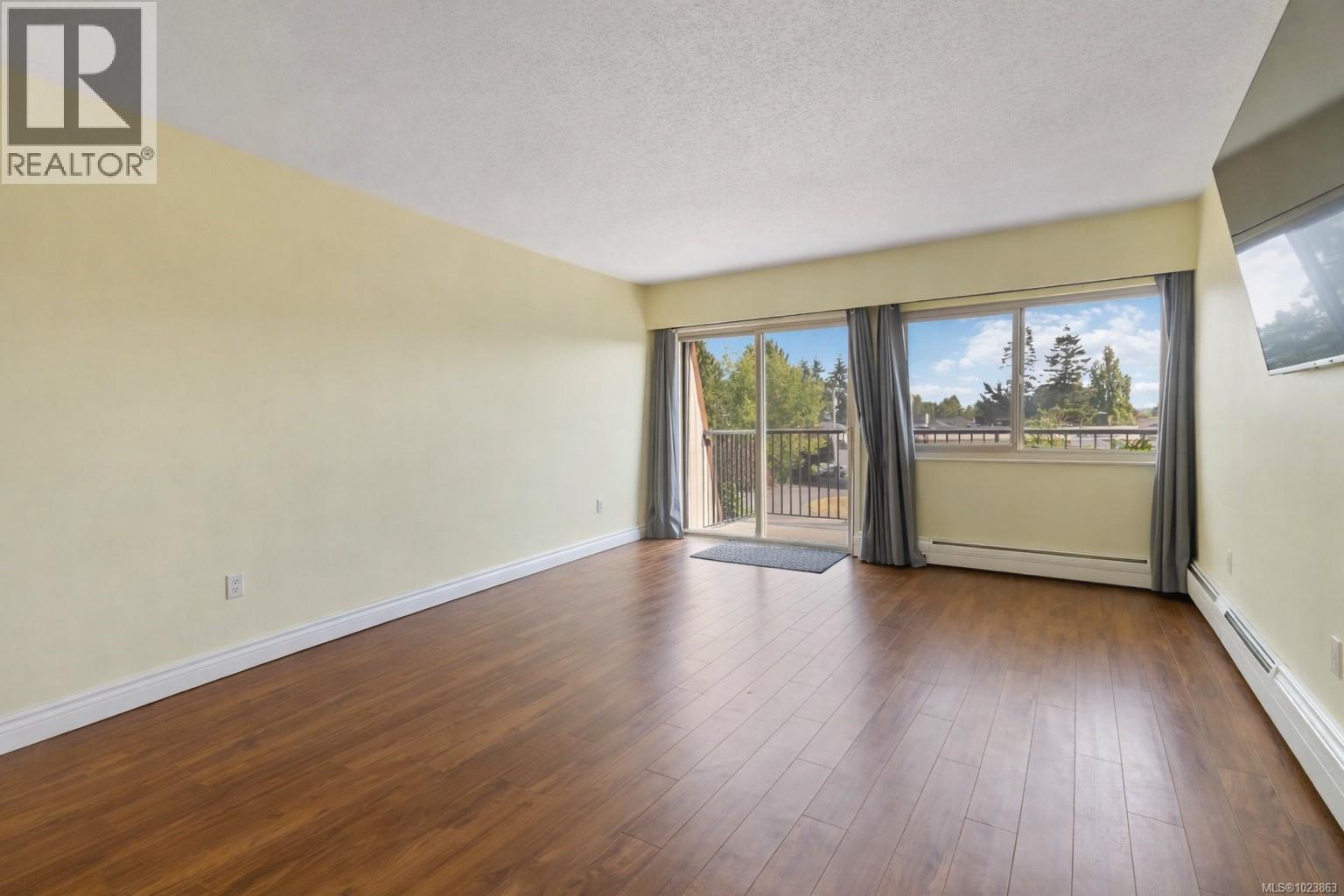304 1680 Poplar Ave, Saanich, British Columbia  V8P 4K7 - Photo 6 - 1023863