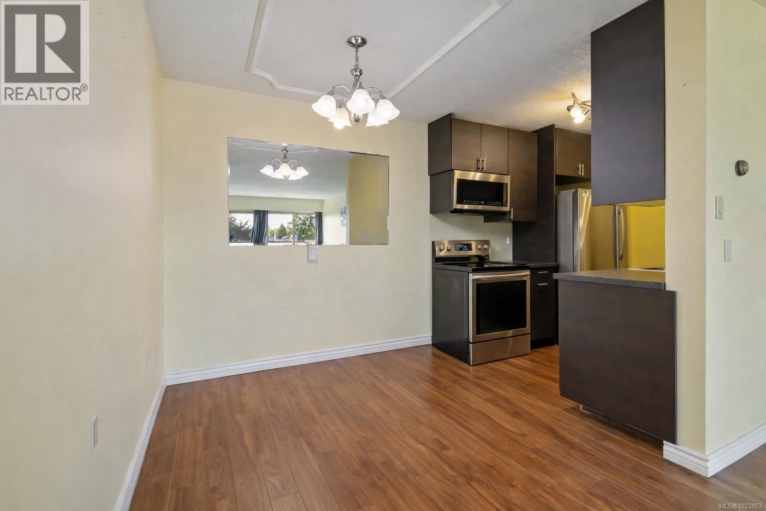 304 1680 Poplar Ave, Saanich, British Columbia  V8P 4K7 - Photo 8 - 1023863