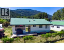 5783 Ponderosa Road, falkland, British Columbia