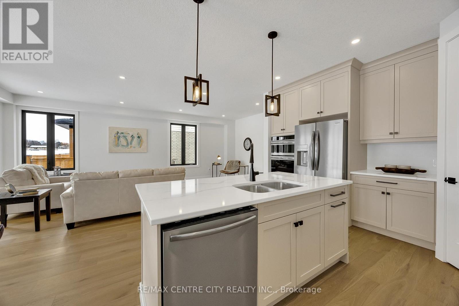 199 Foxborough Place, Thames Centre, Ontario  N0M 2P0 - Photo 4 - X12718400