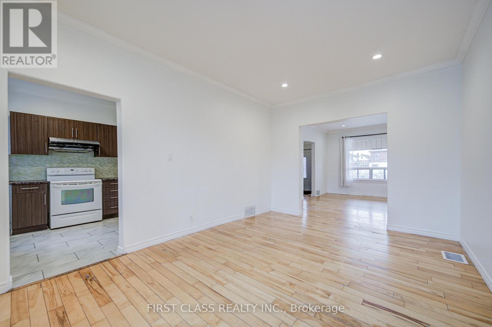 11 Greenaway Avenue, Hamilton, Ontario  L8L 6C3 - Photo 2 - X12718432