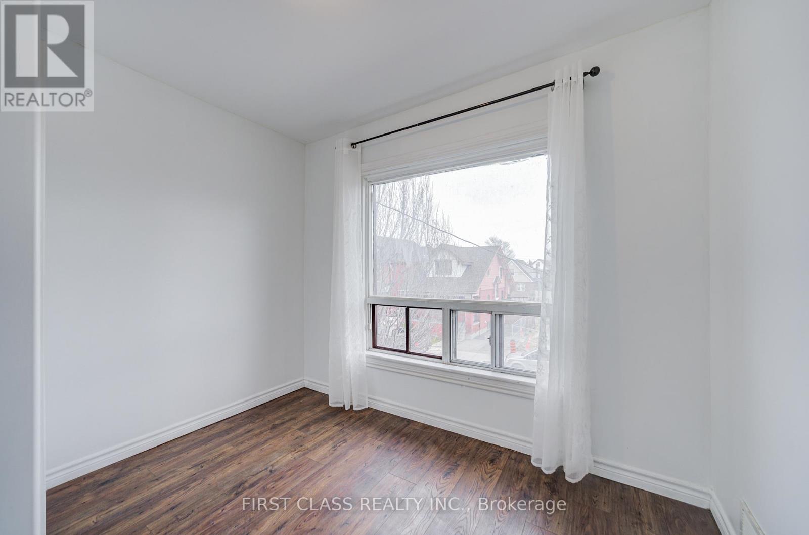 11 Greenaway Avenue, Hamilton, Ontario  L8L 6C3 - Photo 8 - X12718432