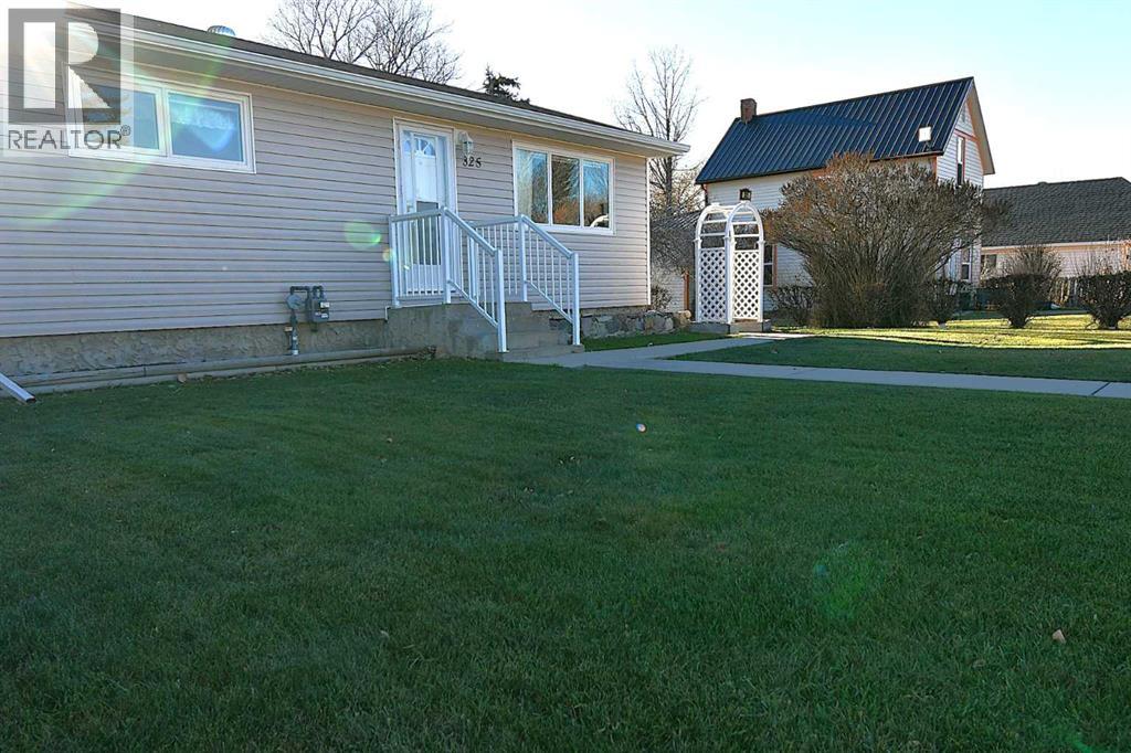 325 4 Avenue, Bassano, Alberta  T0J 0B0 - Photo 2 - A2268868