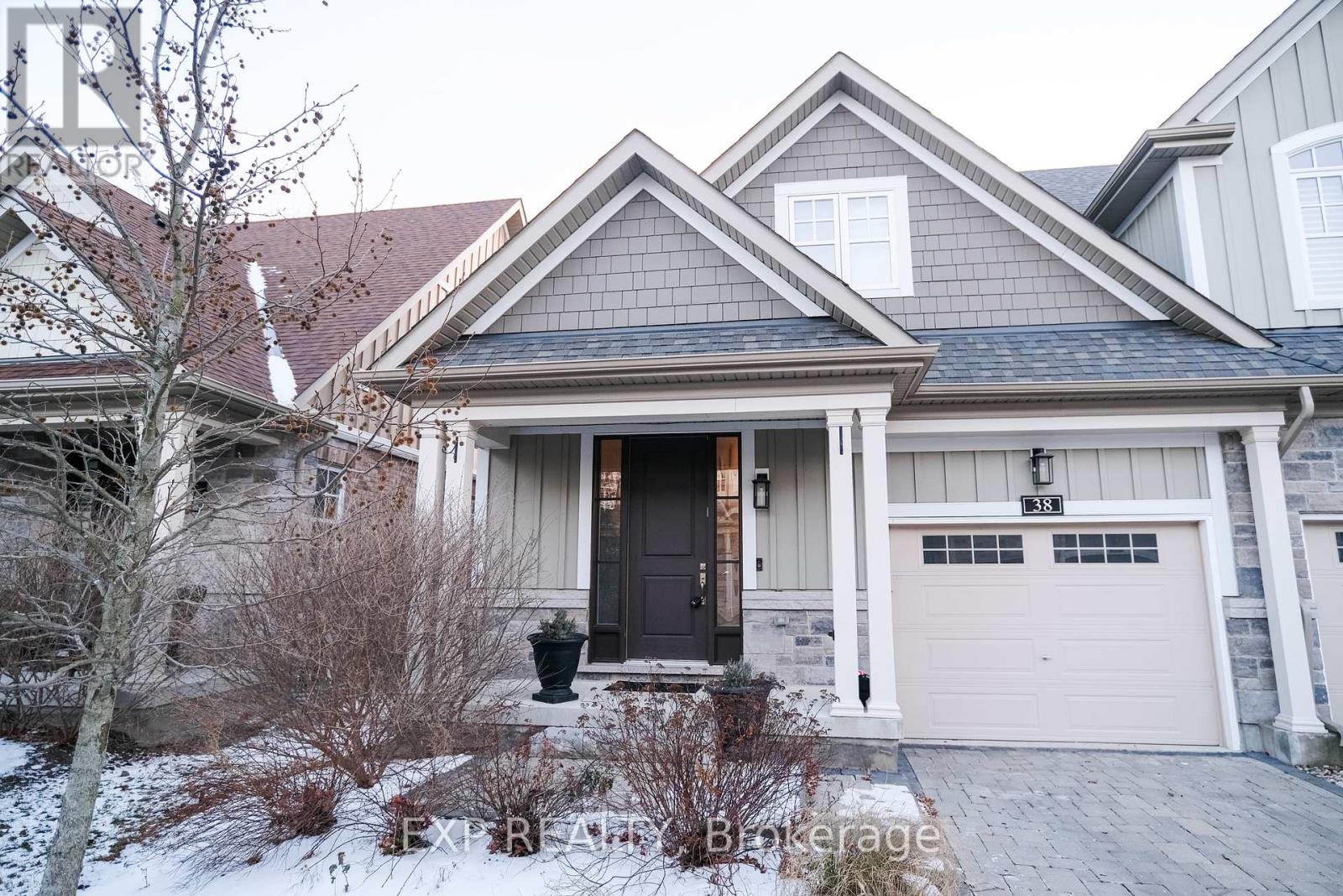 38 Windsor Circle, Niagara-On-The-Lake (Town), Ontario L0S 1J0 - Photo 2 - X12613546