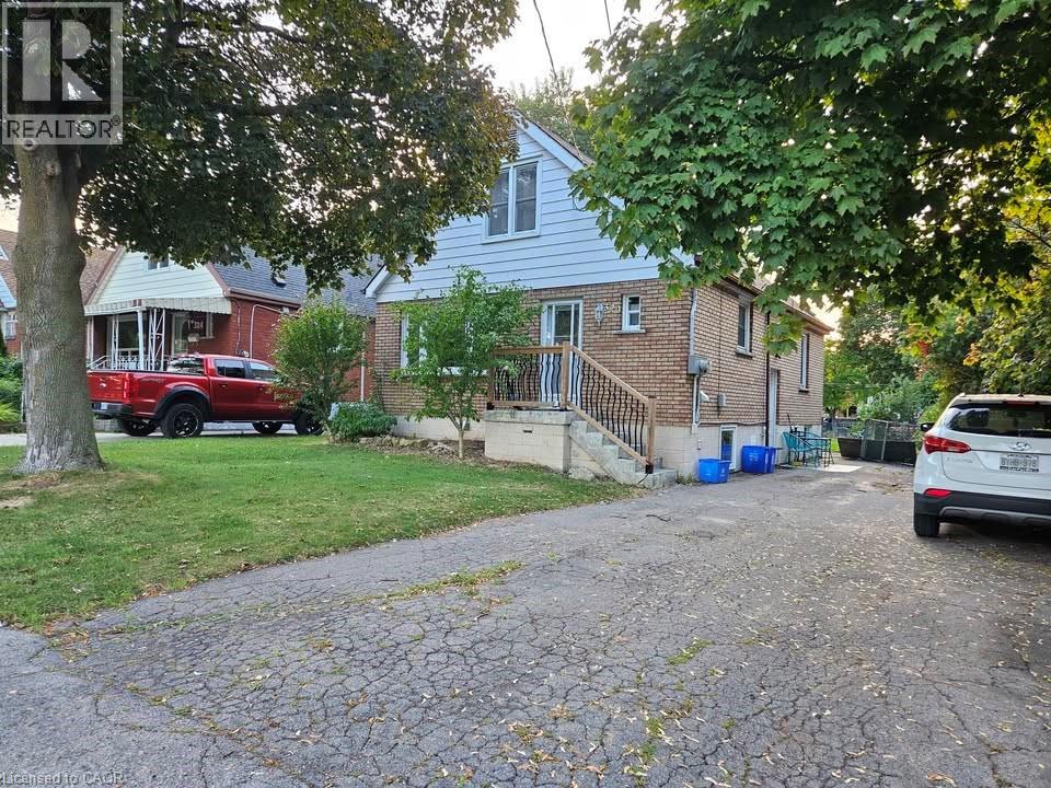 <div class="slider-price">$1,650 Monthly</div><p>320 East 19th Street Unit# Lower, Hamilton, Ontario</p>