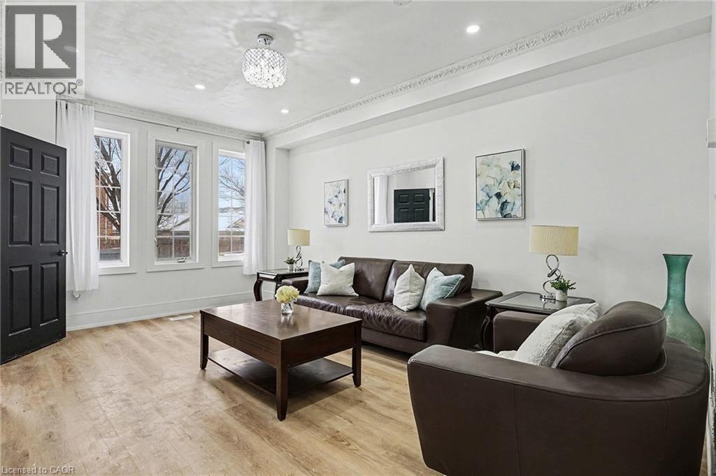 16 Leitch Avenue, North York, Ontario  M3J 3P2 - Photo 2 - 40800072