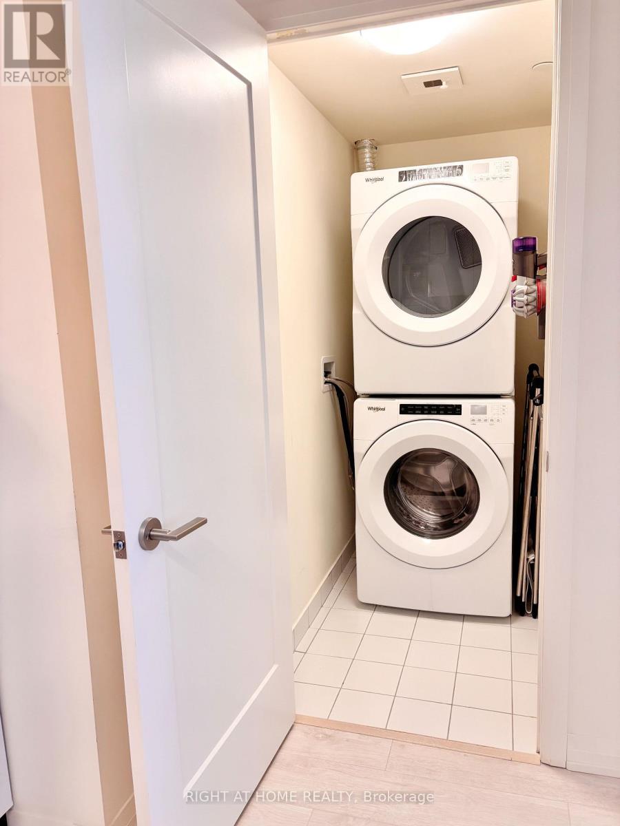 1704 - 9000 Jane Street, Vaughan, Ontario  L4K 0M6 - Photo 8 - N12718514