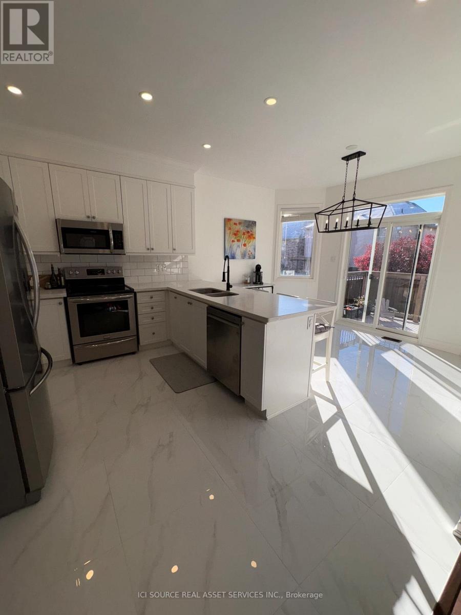 15 Grey Wing Avenue, Georgina, Ontario  L4P 0E8 - Photo 4 - N12718658