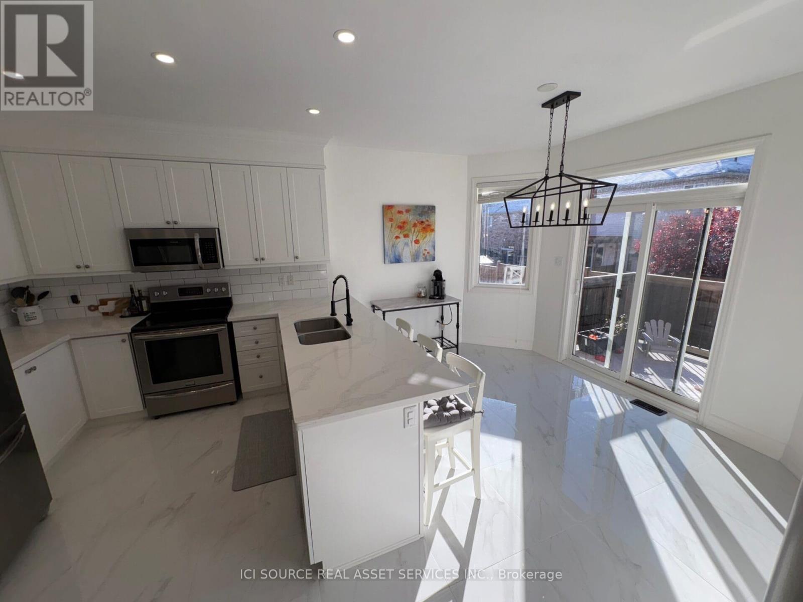 15 Grey Wing Avenue, Georgina, Ontario  L4P 0E8 - Photo 7 - N12718658