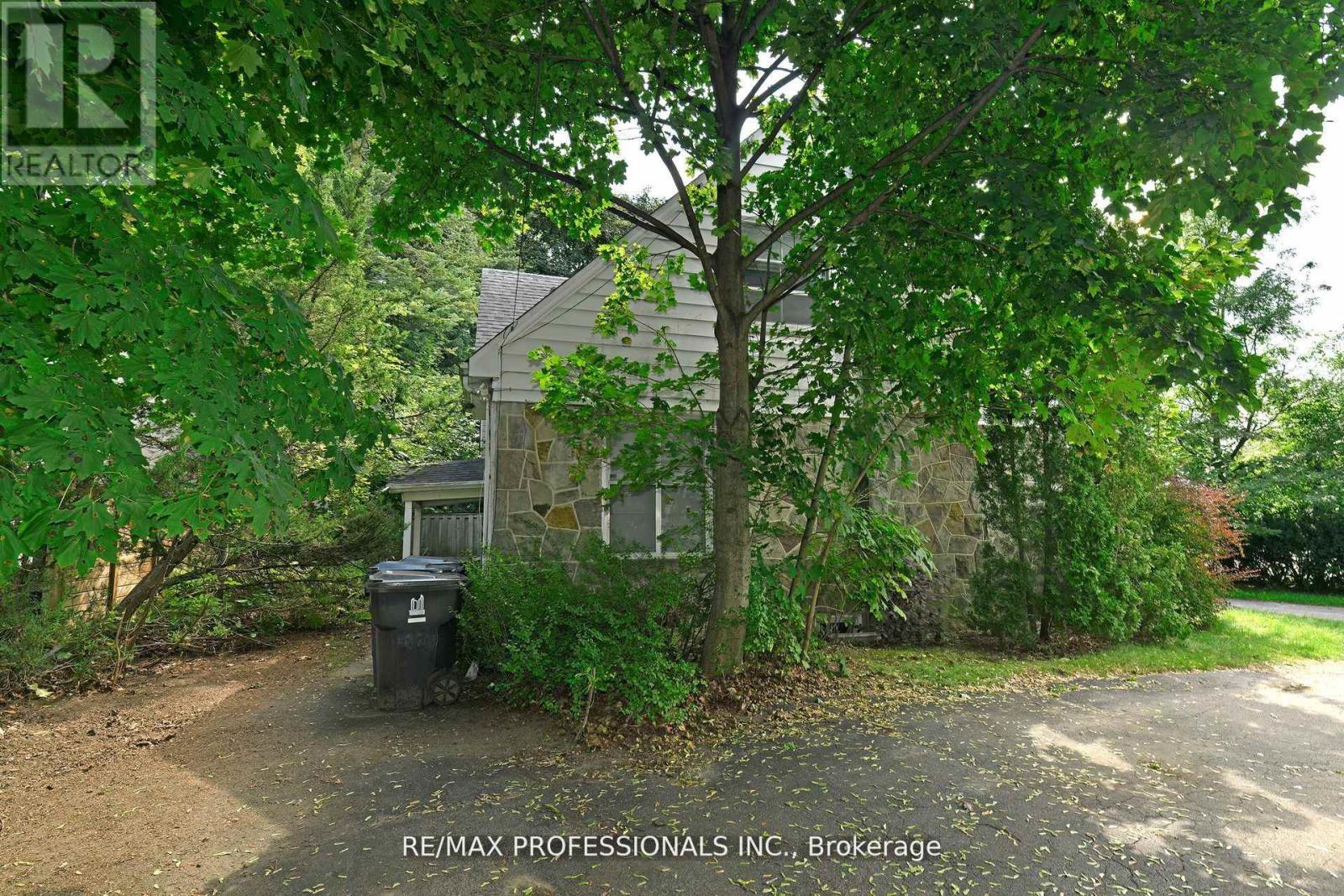 1161 Royal York Road, Toronto, Ontario  M9A 4B2 - Photo 23 - W12718522