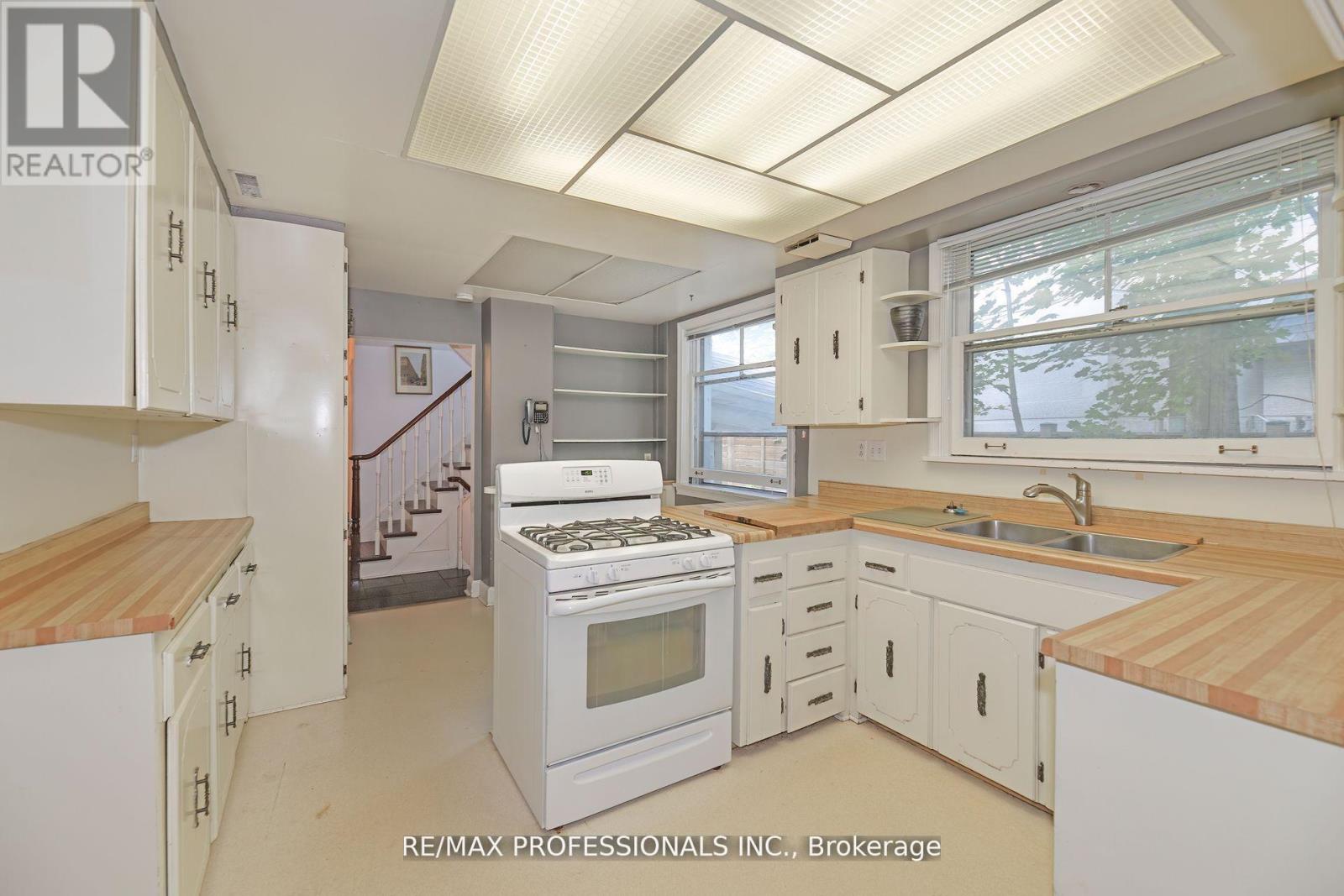 1161 Royal York Road, Toronto, Ontario  M9A 4B2 - Photo 7 - W12718522