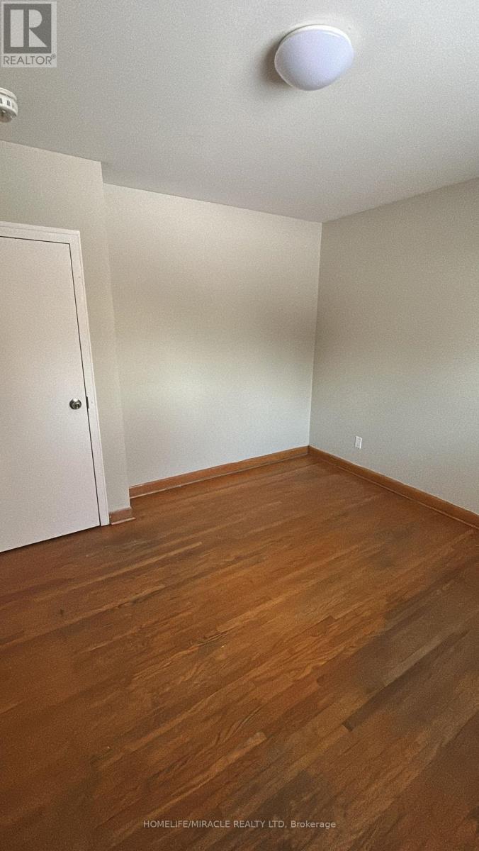 Upper - 26 Glengarry Road, St. Catharines, Ontario  L2T 2V2 - Photo 4 - X12718660