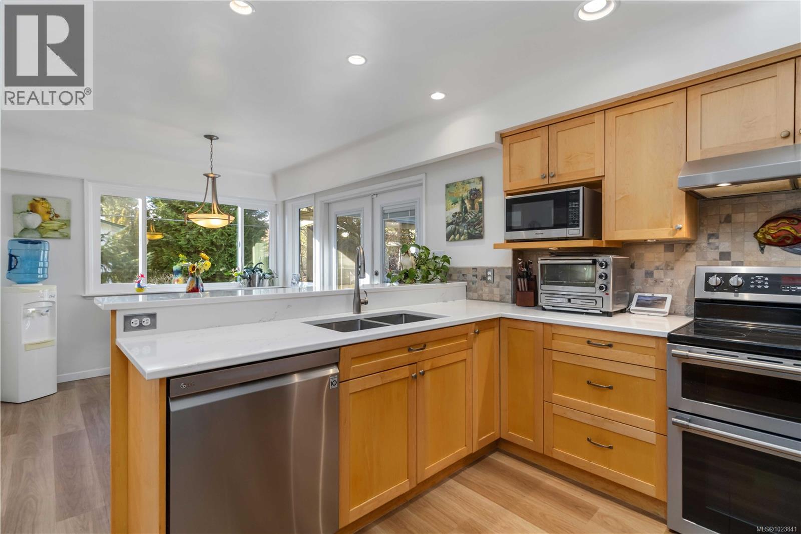 1827 Dunnett Cres, Saanich, British Columbia  V8N 2P4 - Photo 5 - 1023841