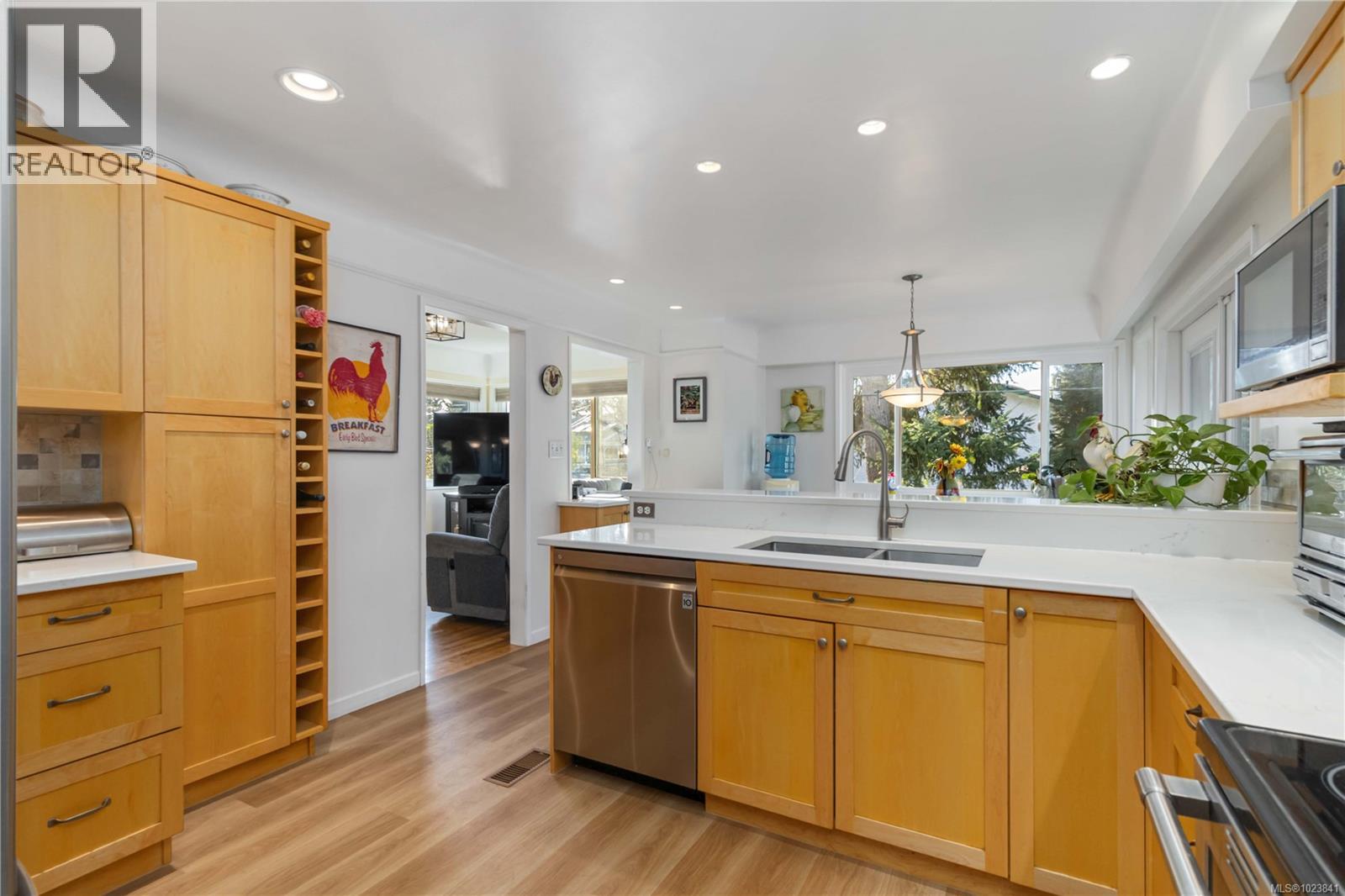 1827 Dunnett Cres, Saanich, British Columbia  V8N 2P4 - Photo 6 - 1023841