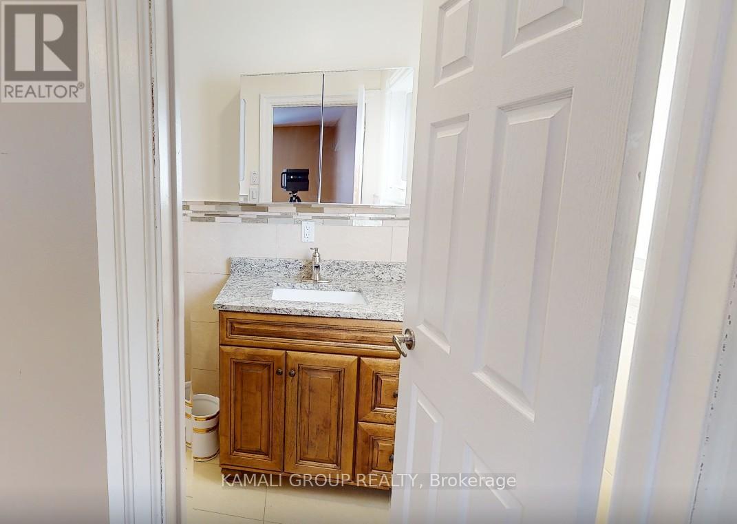 Main - 38 Spruce Avenue, Richmond Hill, Ontario  L4C 6W1 - Photo 12 - N12718734