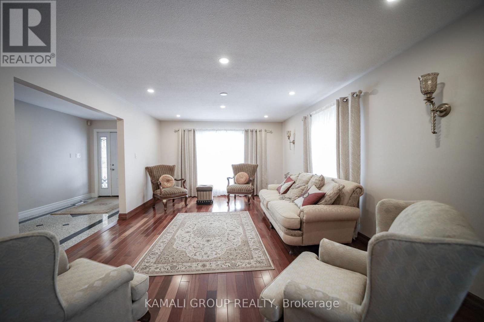 Main - 38 Spruce Avenue, Richmond Hill, Ontario  L4C 6W1 - Photo 3 - N12718734