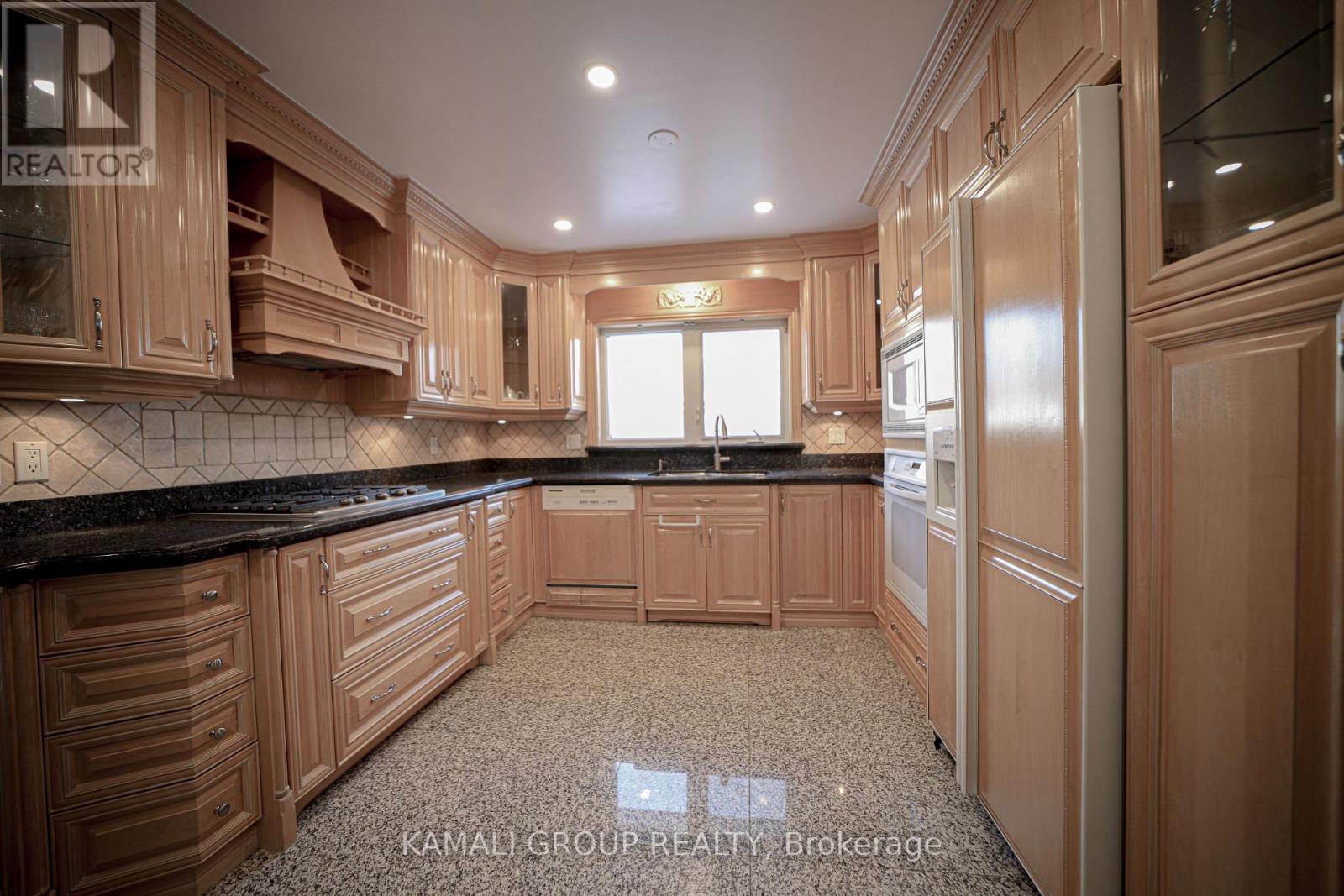 Main - 38 Spruce Avenue, Richmond Hill, Ontario  L4C 6W1 - Photo 8 - N12718734