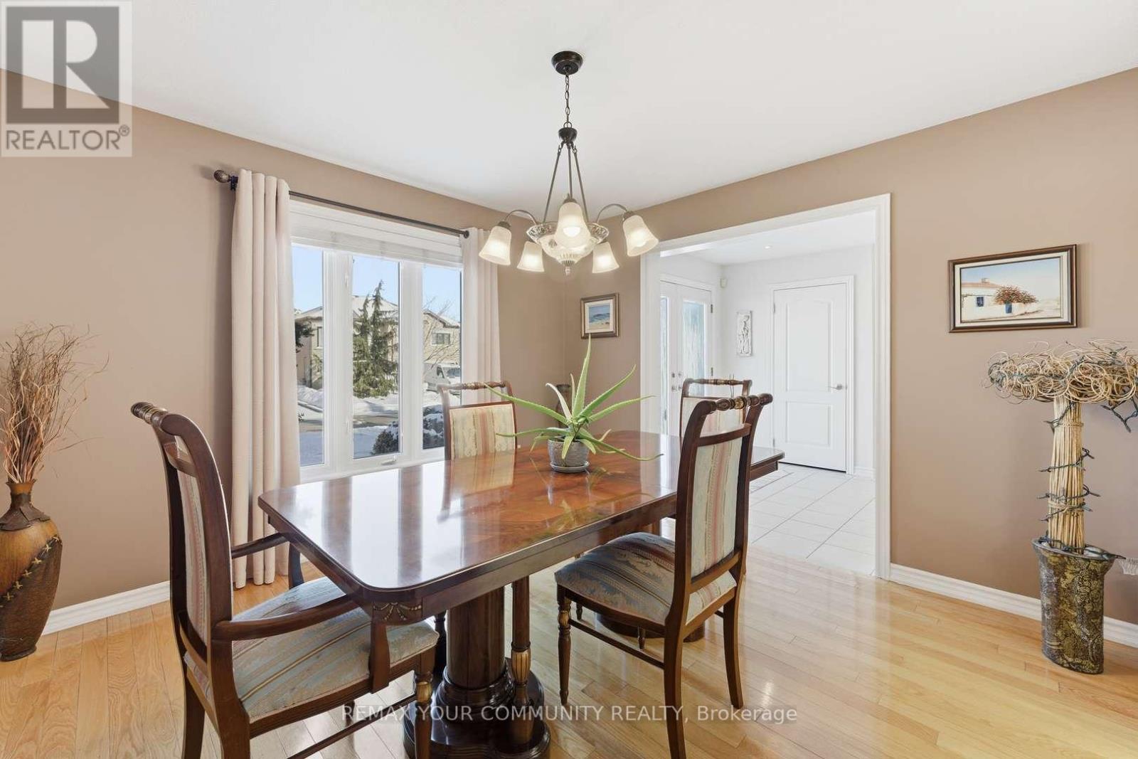 37 Saint Avenue, Bradford West Gwillimbury, Ontario  L3Z 3E6 - Photo 3 - N12718790