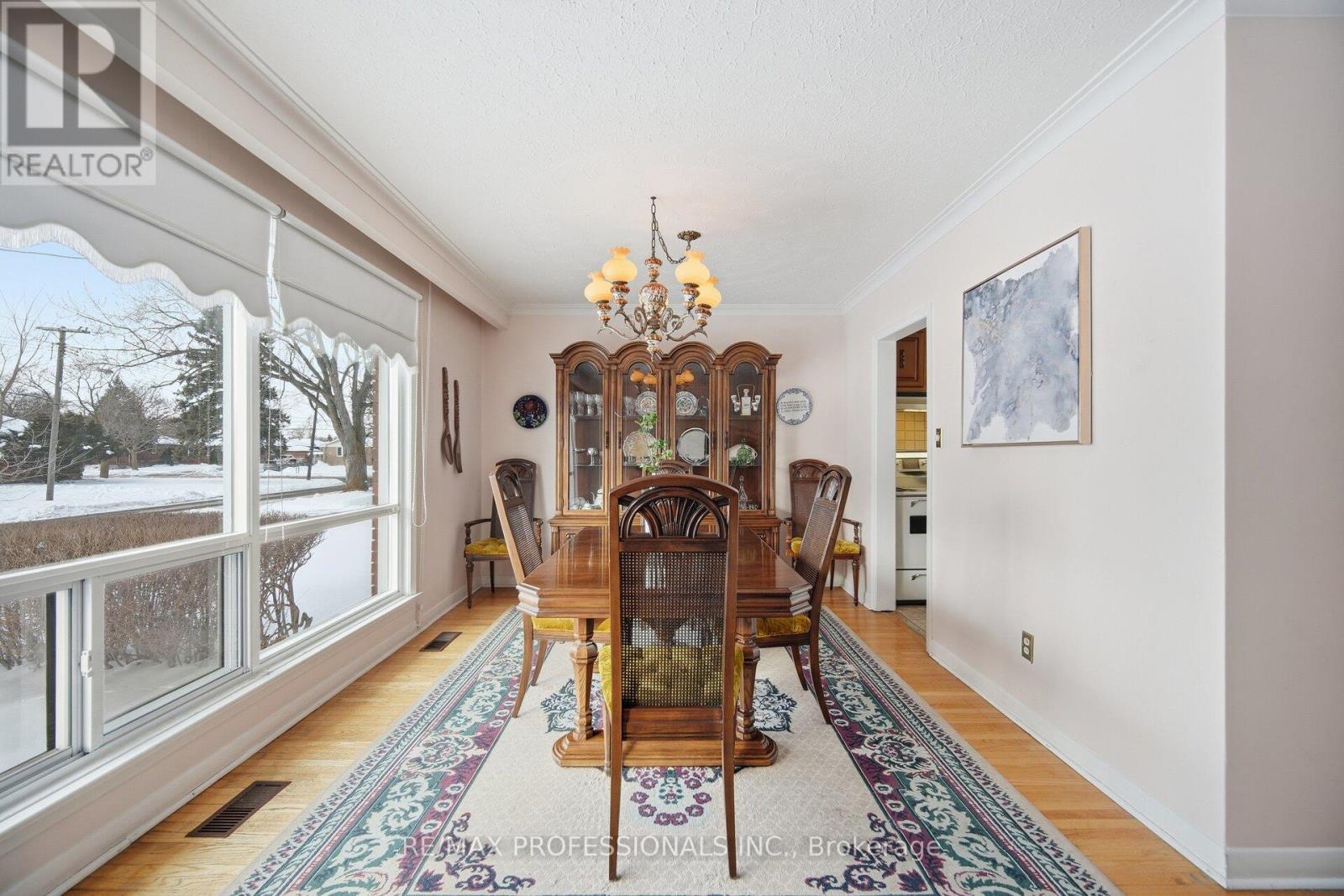 7 Pettit Drive, Toronto, Ontario M9R 2W6 - Photo 11 - W12718694